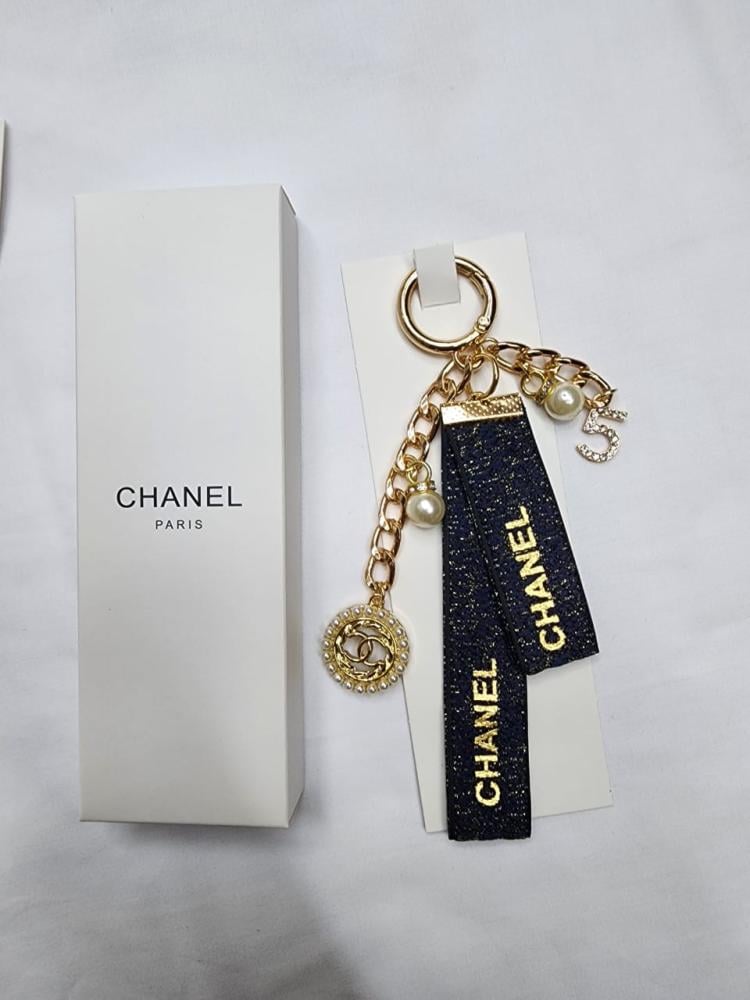 ميدالية chanel