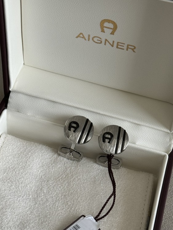 كبك لوقو اسود Aigner
