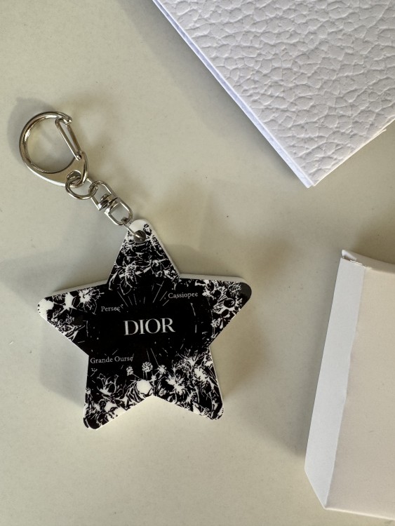 ميدالية dior