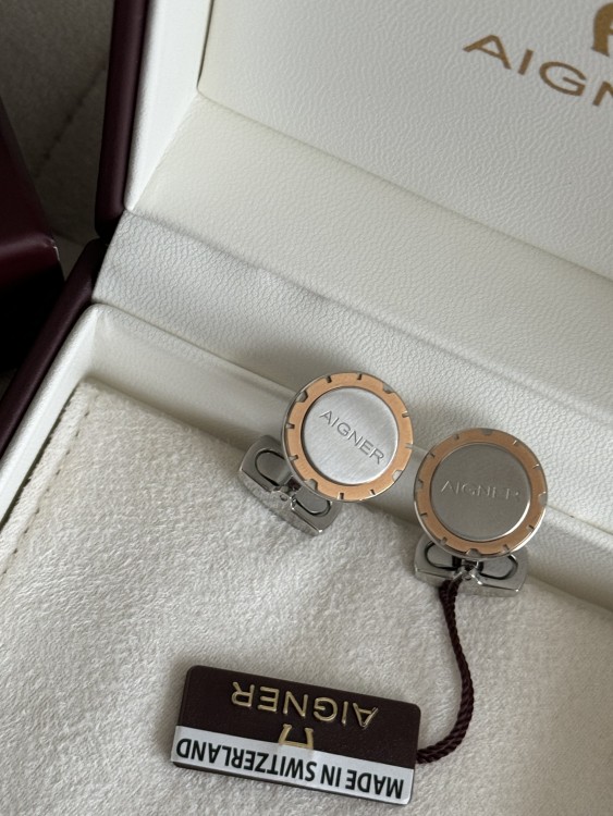 كبك لون روز قولد مع فضي  Aigner