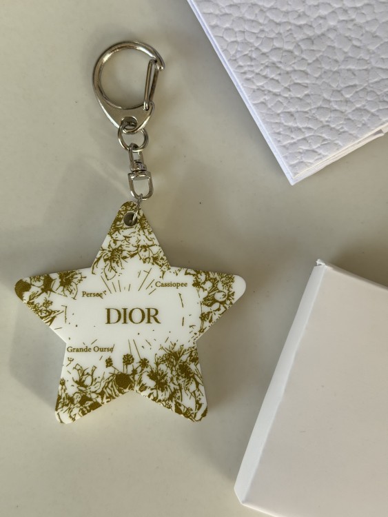 ميدالية dior