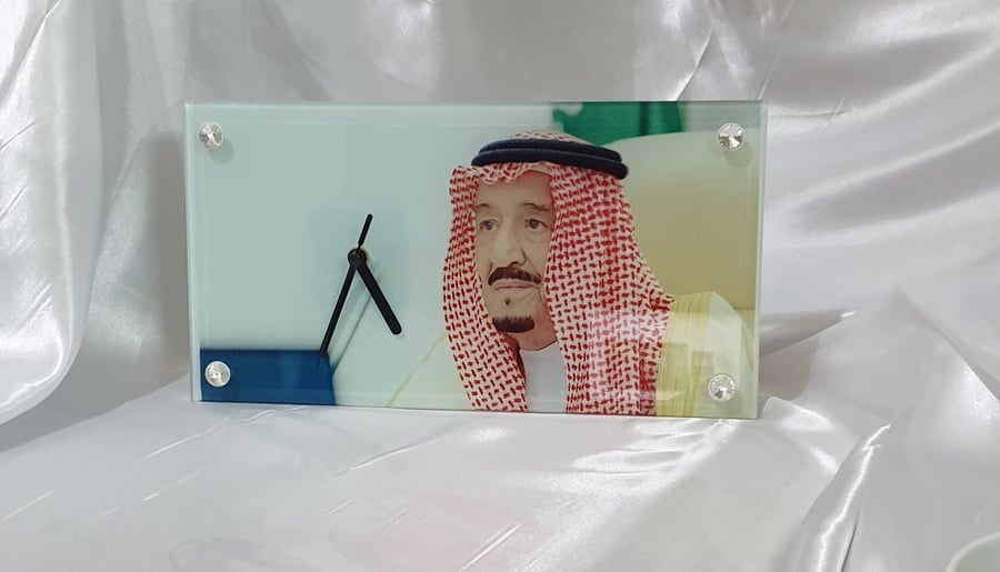 Printing on a glass desk clock