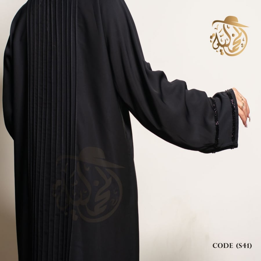 عبايه انيقه وعمليه بتصميم ناعم وتطريز اسود على الاكمام