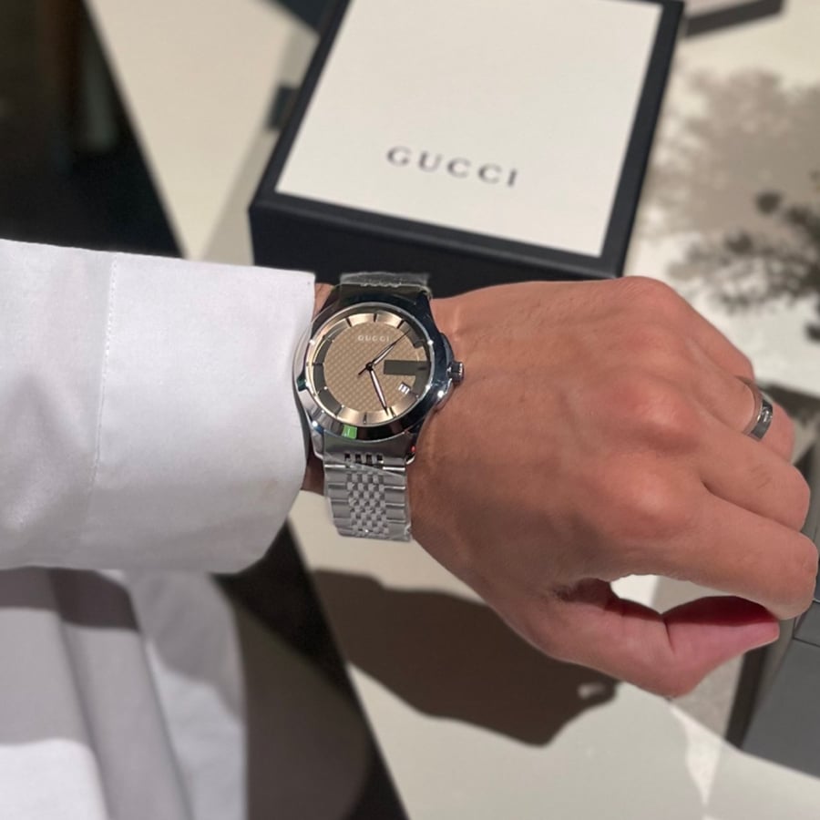 بكج Fendi Diagonal نظارات شمسية من الأسيتات (acetate) باللون الأسود & ساعة قوتشي عسلي