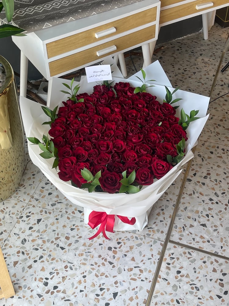 باقه ورد جوري احمر مع  قاعدة 100