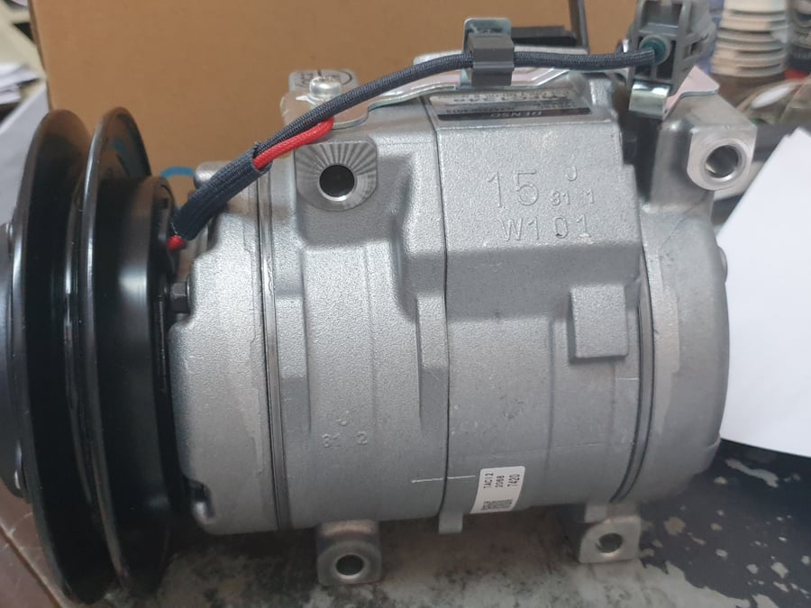 12920I# كمبروسر مكيف حفار بوكلاين وناقلة هينو / COMPRESSOR HINO TRUCK AND POCLAIN EXCAVATOR