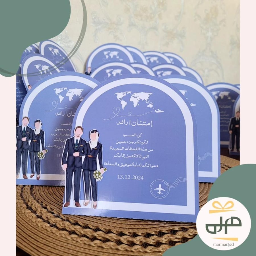 كرت طاولة مقوس وسط مع قاعدة مثلث
