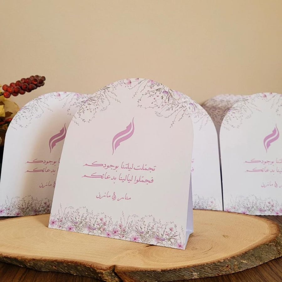 كرت طاولة مقوس وسط مع قاعدة مثلث