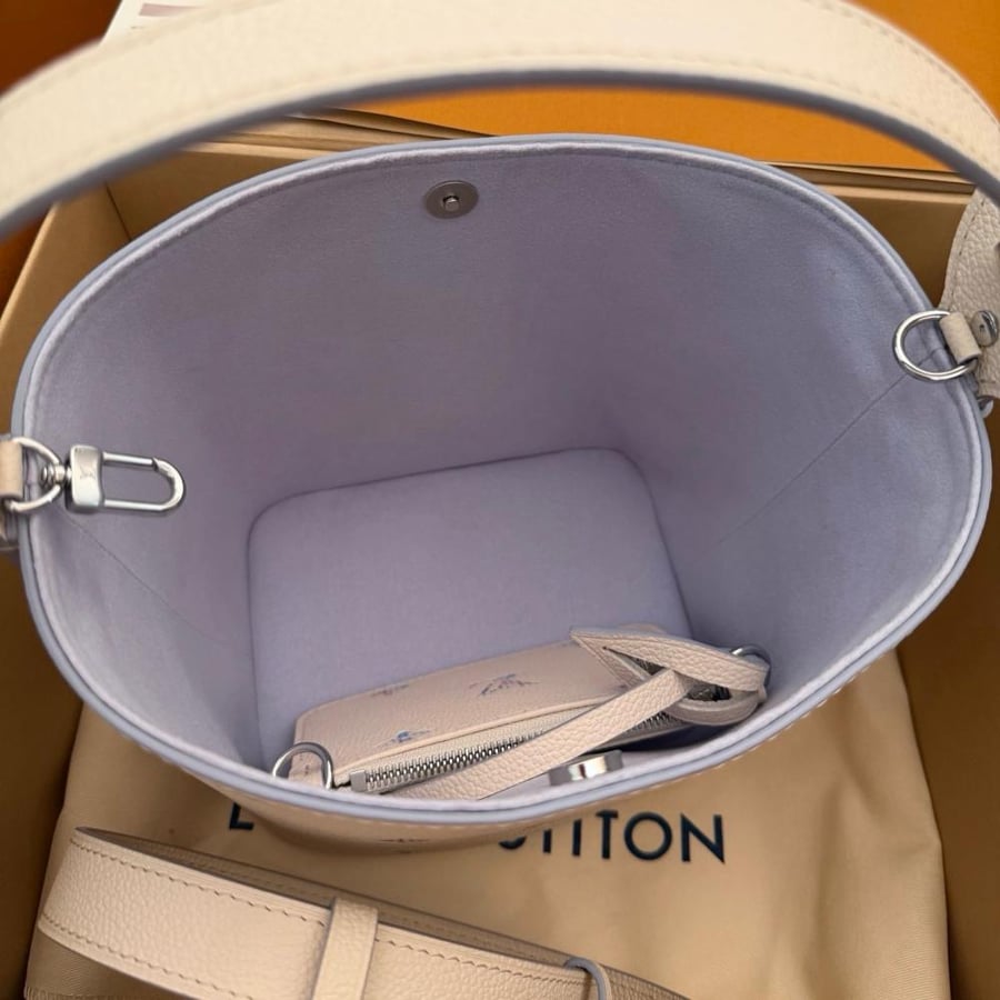 LOUIS Vuitton
