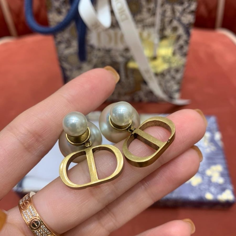 DIOR