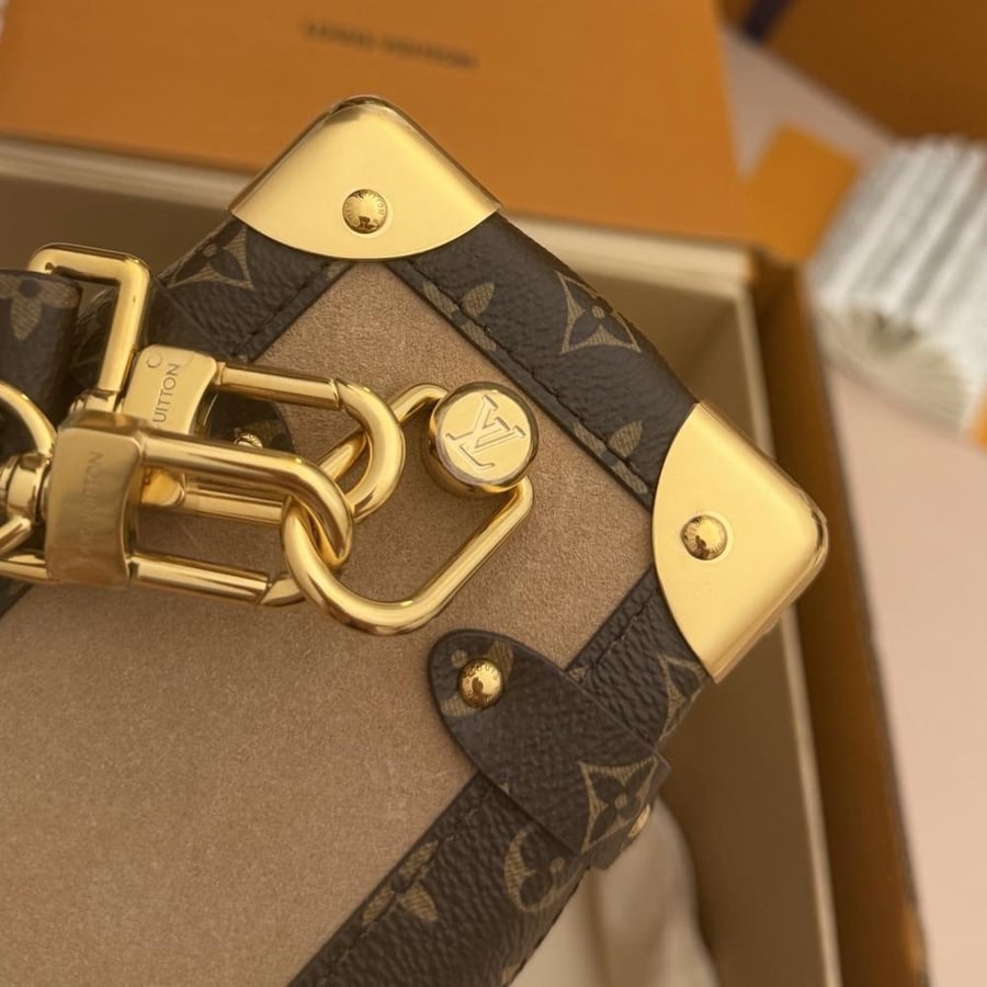 LOUIS  VUITTON
