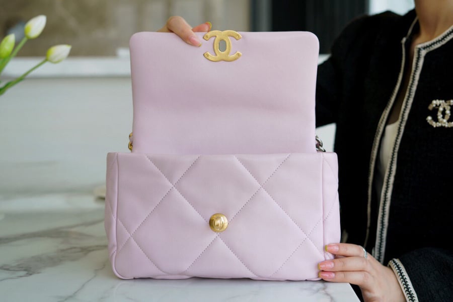 CHANEL 19 bag