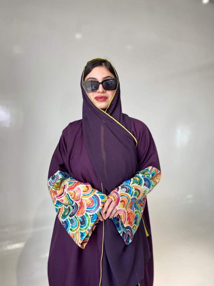 Abaya half Beshat, fabric type crepe. If you want to change the color or just the style of the abaya, write in the notes.