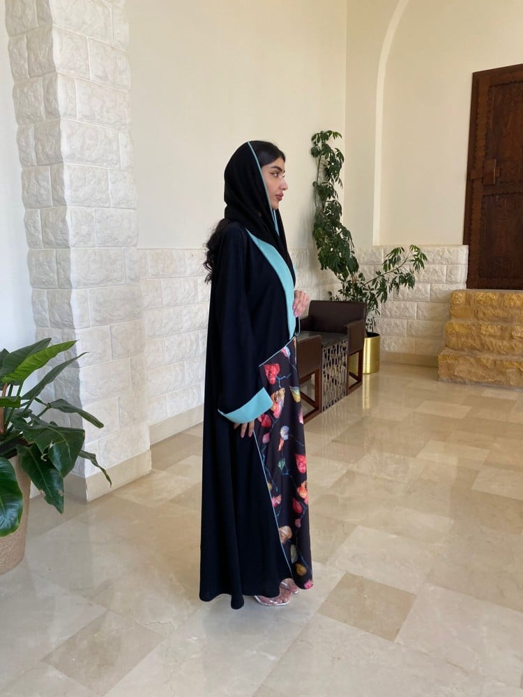 عباية كلوش كريب سوداء بتفاصيل سماوية وطبعة زهرية فنية