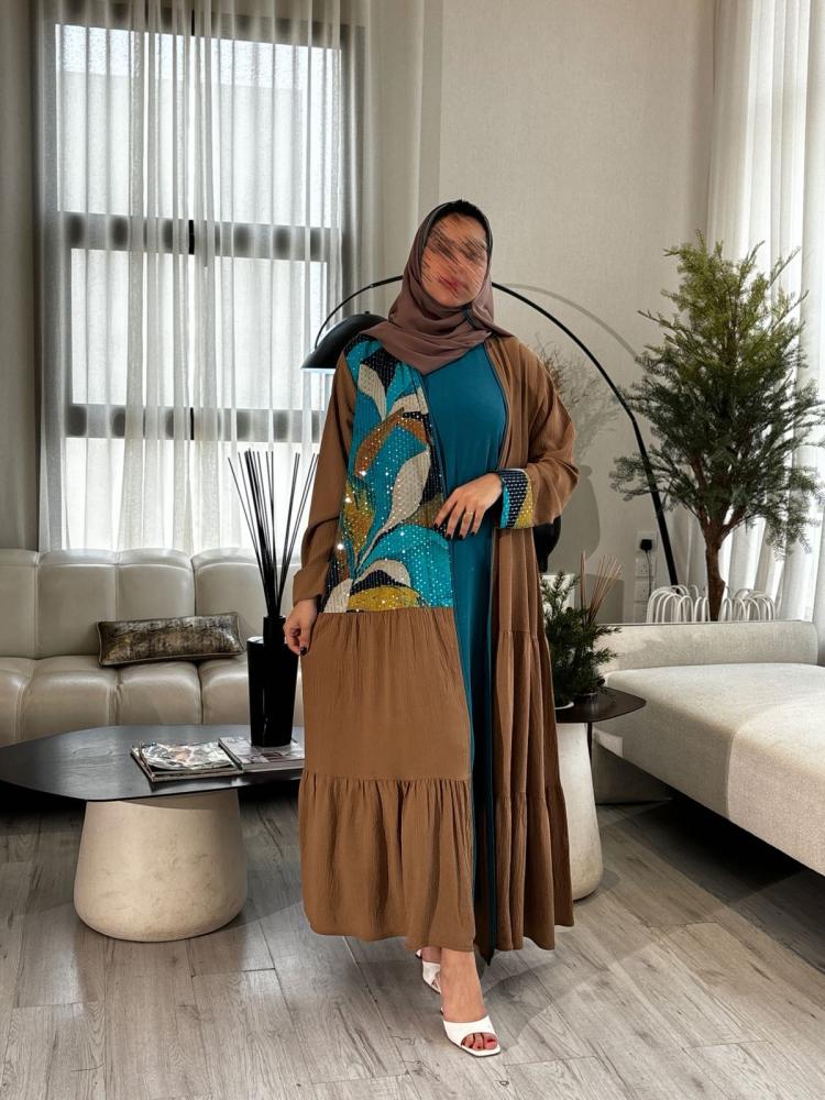عباية كريب بني بتصميم بسيط وخامة ناعمة