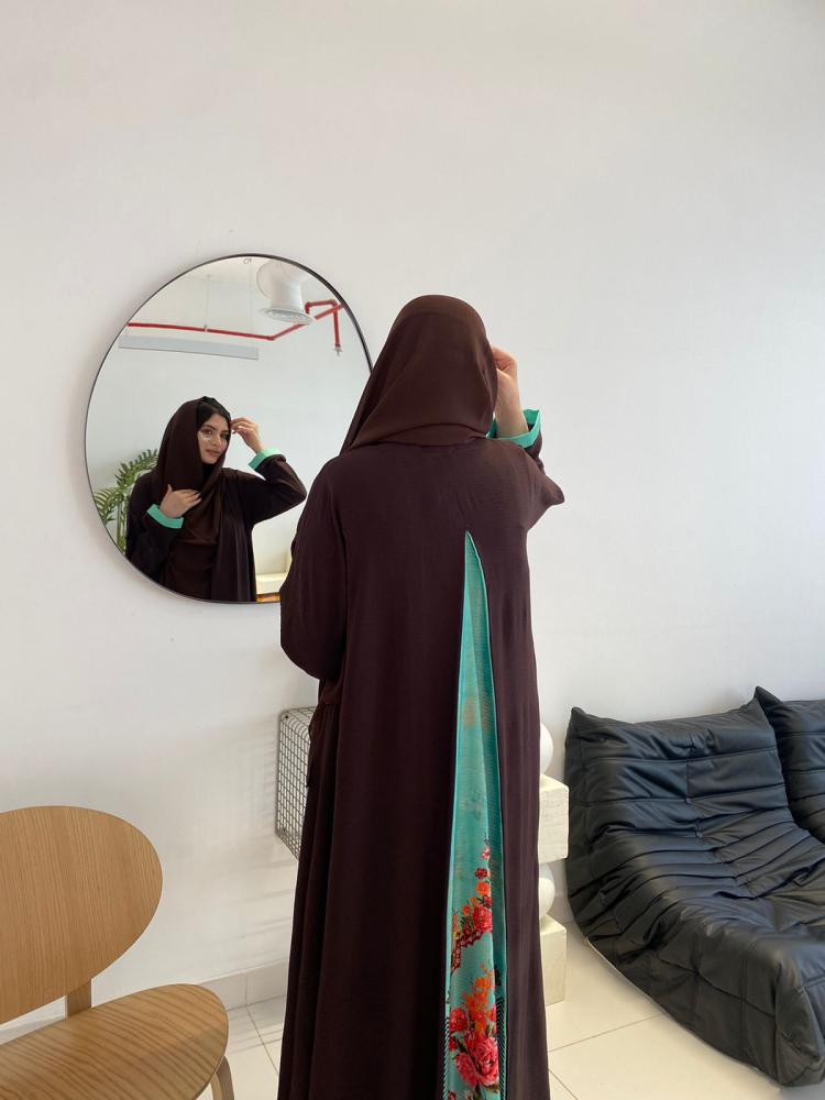 عباية كلوش كريب قصة ظهر مشجرة وأكمام بأطراف ملونة