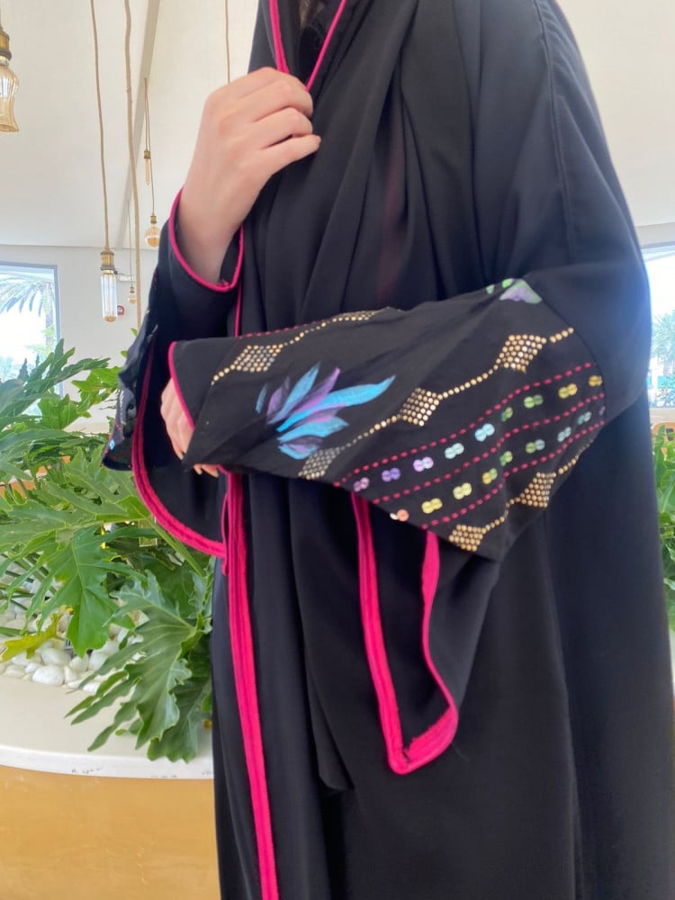 عباية كلوش كريب سوداء بتطريز ملون ولمسات فوشية