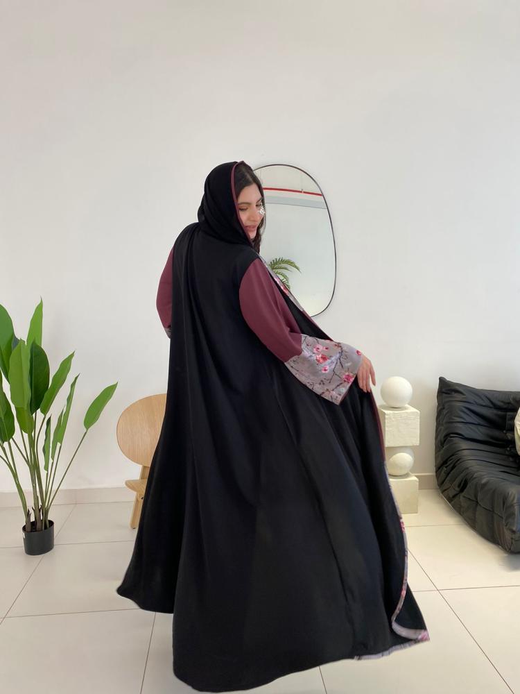 عباية كلوش كريب بأكمام ملونة نصفها مشجرة