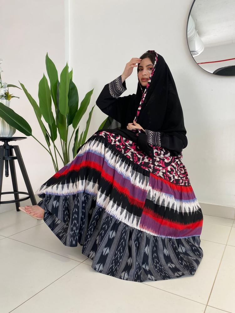 عباية كلوش كريب ولنن سوداء بنقوش تراثية ملونة