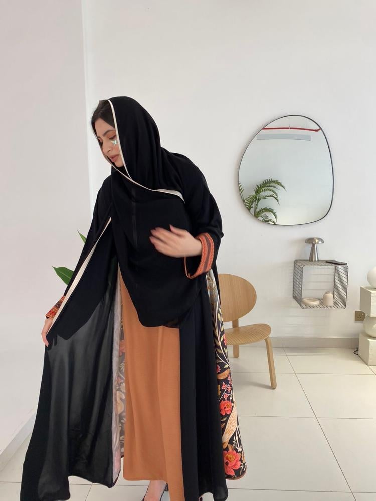 عباية كلوش سوداء بتطريز الطاووس والزهور الفاخرة