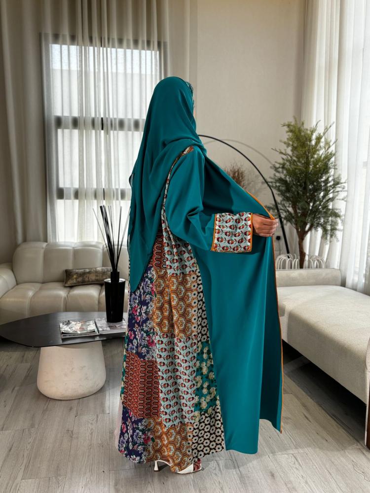 عباية كريب تركواز بلون جذاب وقصة ناعمة