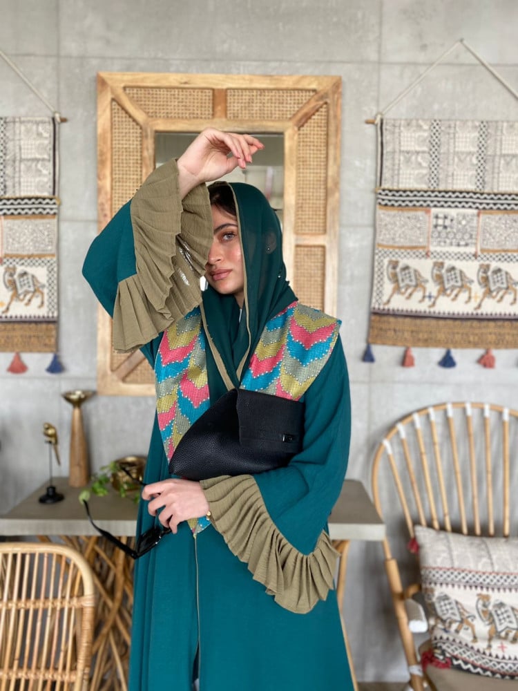 عباية كلوش زمردية تراثية بتطريز ملون