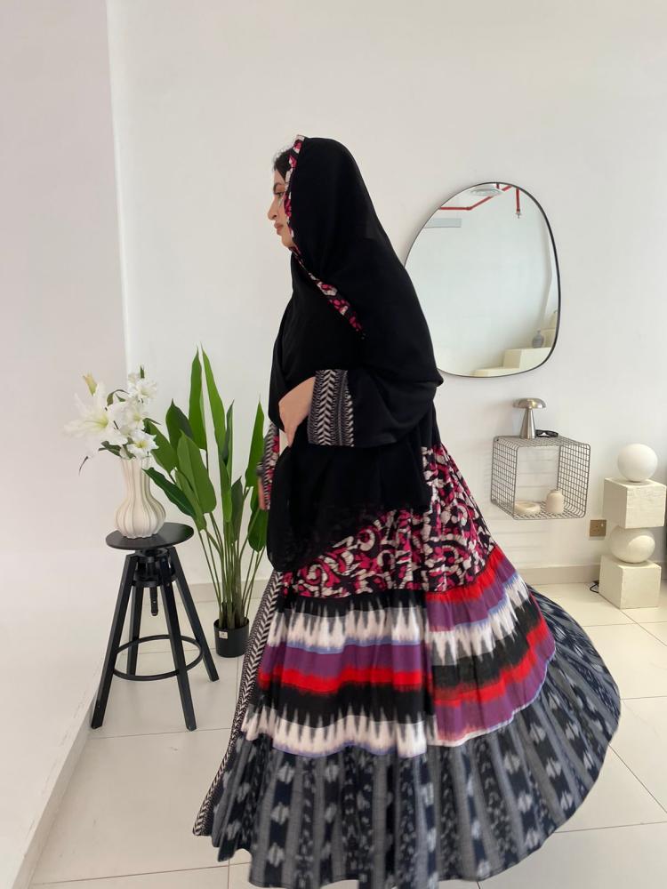 عباية كلوش كريب ولنن سوداء بنقوش تراثية ملونة