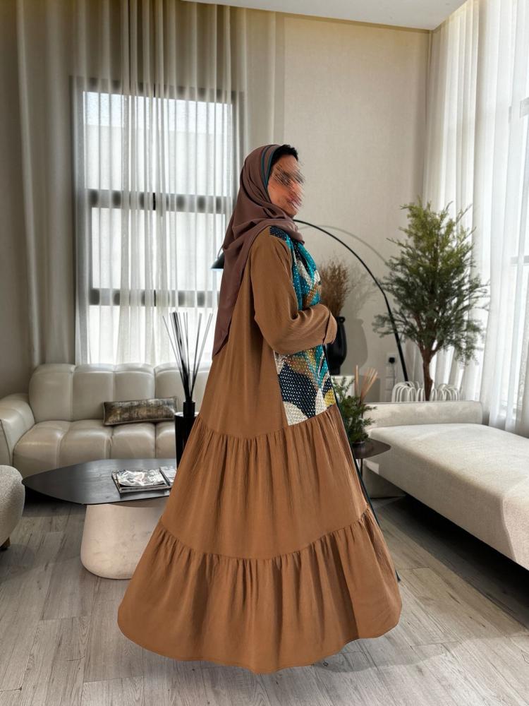 عباية كريب بني بتصميم بسيط وخامة ناعمة
