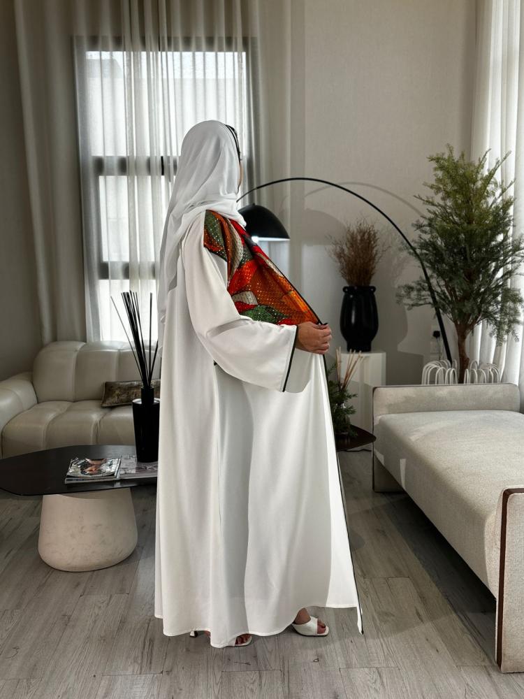 عباية كلوش كريب بيضاء بقطعة أمامية مزخرفة