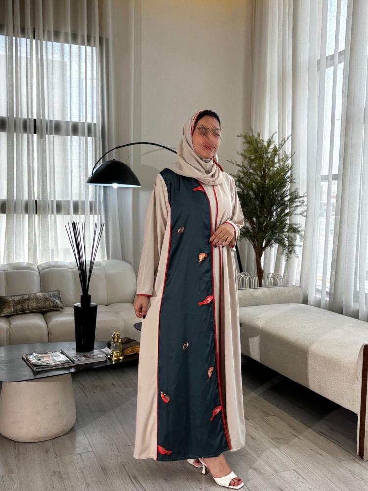 عباية كلوش كريب بيج بتفاصيل سوداء وزهور حمراء