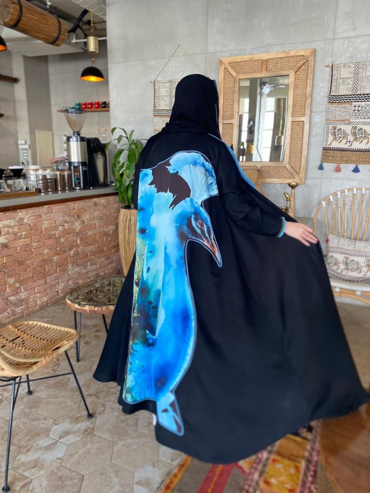 عباية كلوش كريب سوداء فاخرة بطباعة طاووس ملكية