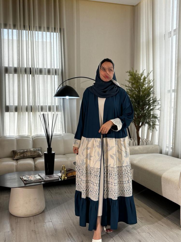 فستان أوف وايت تحت العباية