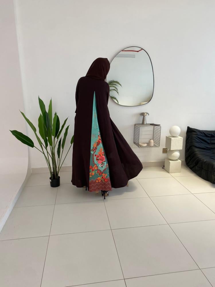 عباية كلوش كريب قصة ظهر مشجرة وأكمام بأطراف ملونة