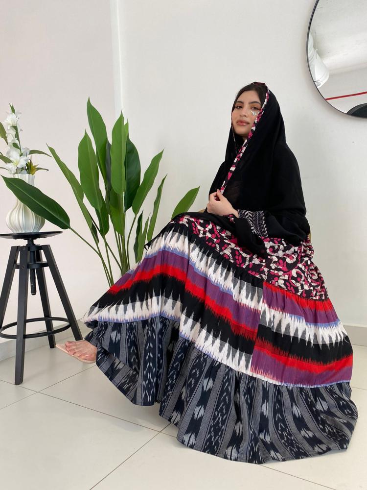 عباية كلوش كريب ولنن سوداء بنقوش تراثية ملونة