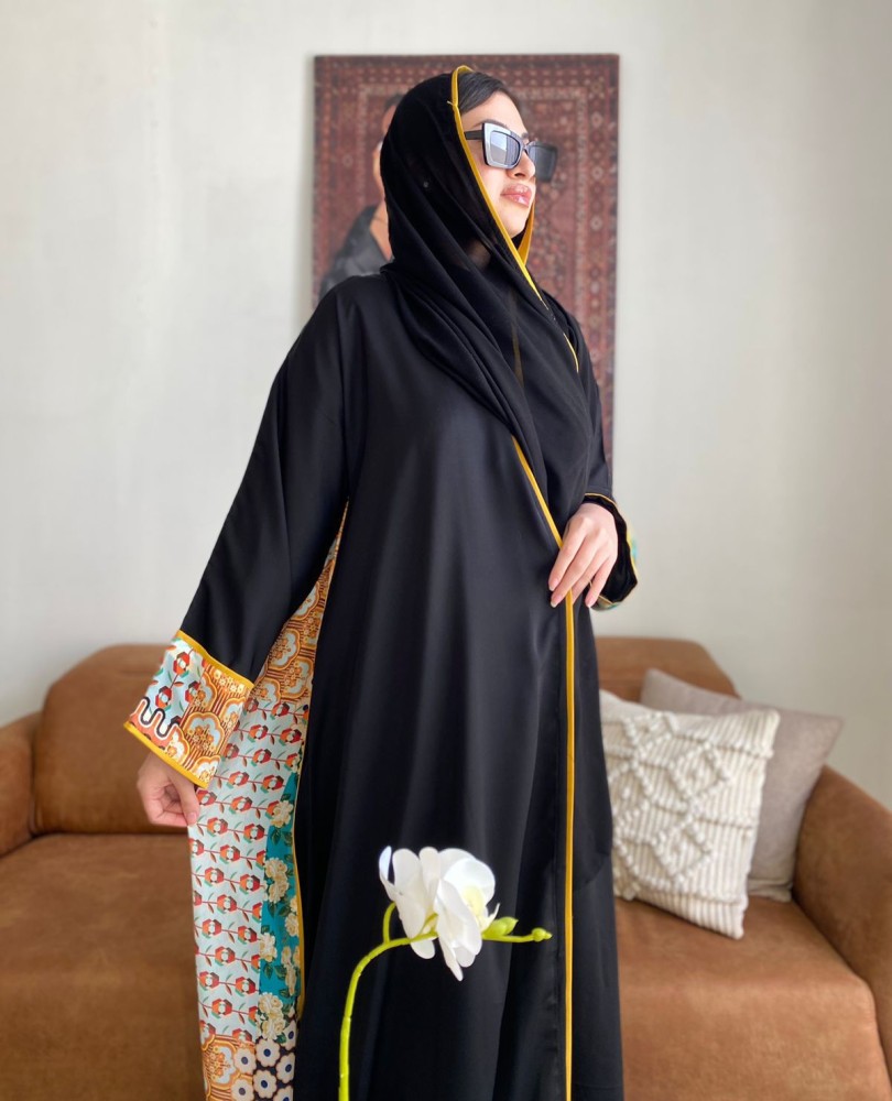عباية كلوش كريب سوداء بظهر تراثي متعدد الألوان