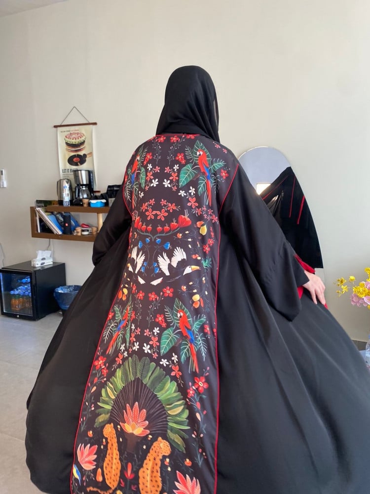 عباية كلوش كريب سوداء بتطريز فني ملكي ولمسات حمراء فاخرة
