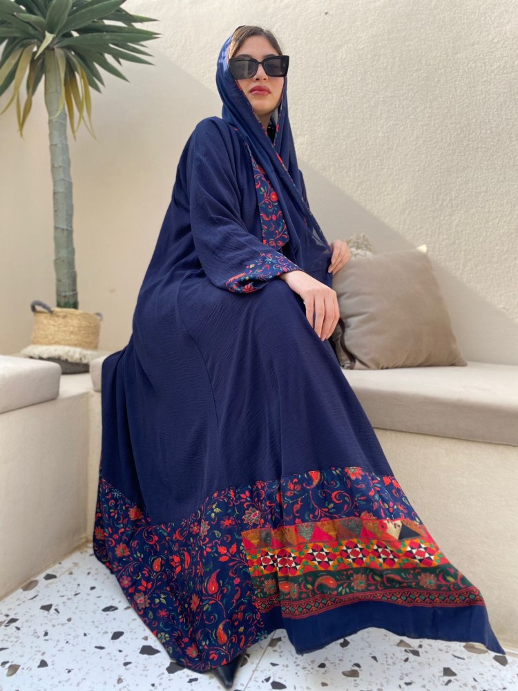 عباية كلوش كريب كحلي بنقوش زهرية وتراثية ملونة