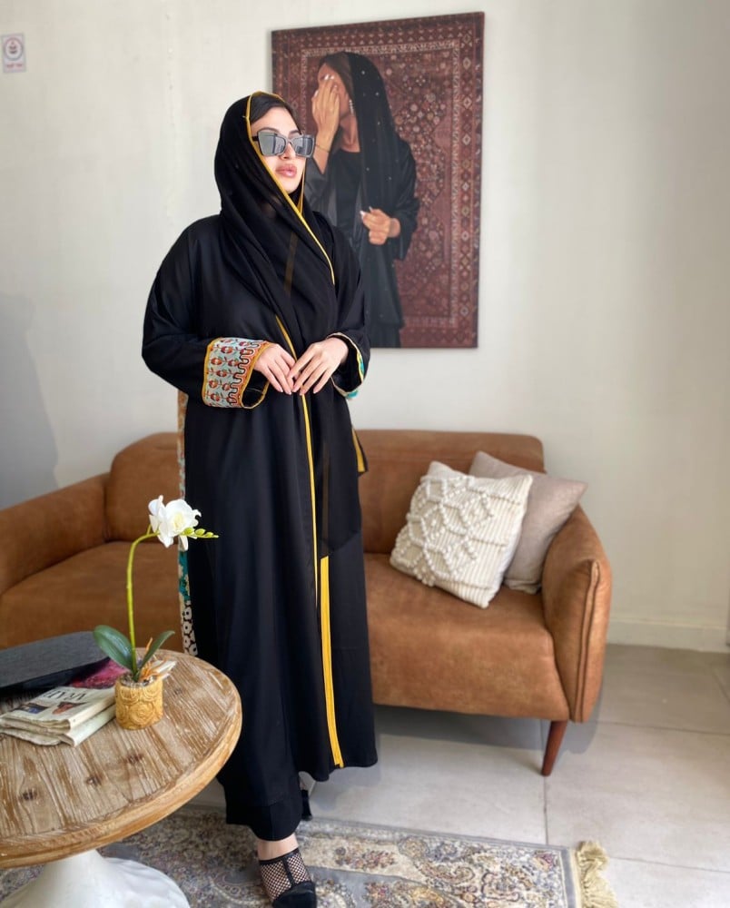 عباية كلوش كريب سوداء بظهر تراثي متعدد الألوان