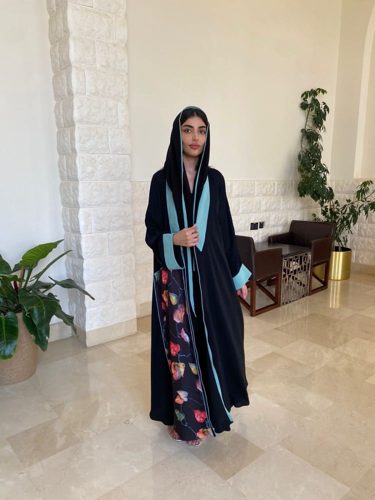 عباية كلوش كريب سوداء بتفاصيل سماوية وطبعة زهرية فنية