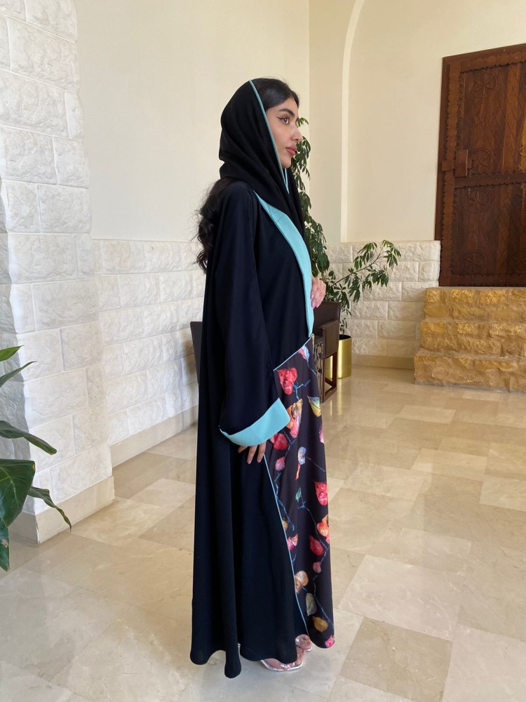 عباية كلوش كريب سوداء بتفاصيل سماوية وطبعة زهرية فنية