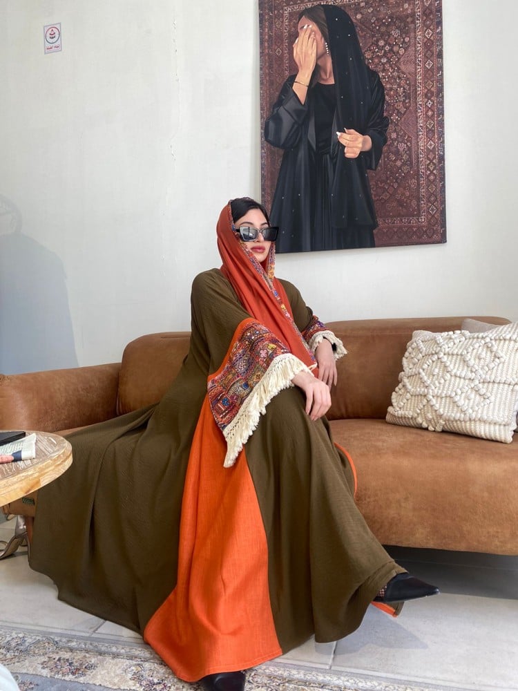 عبايه بنيه أنيقة ومريحة