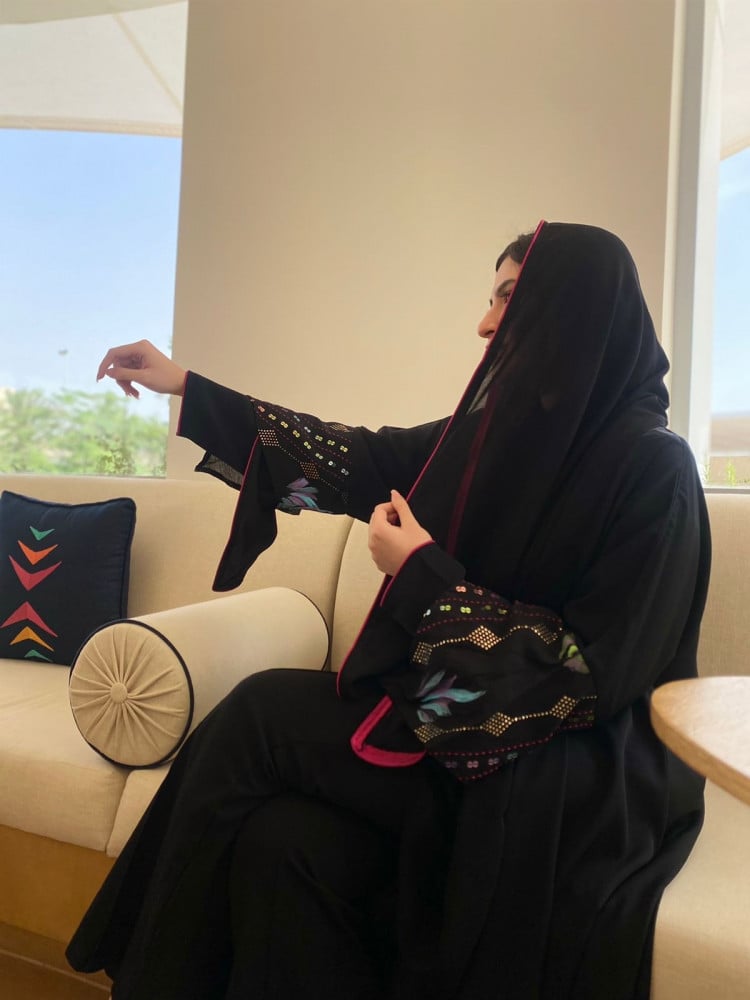 عباية كلوش كريب سوداء بتطريز ملون ولمسات فوشية