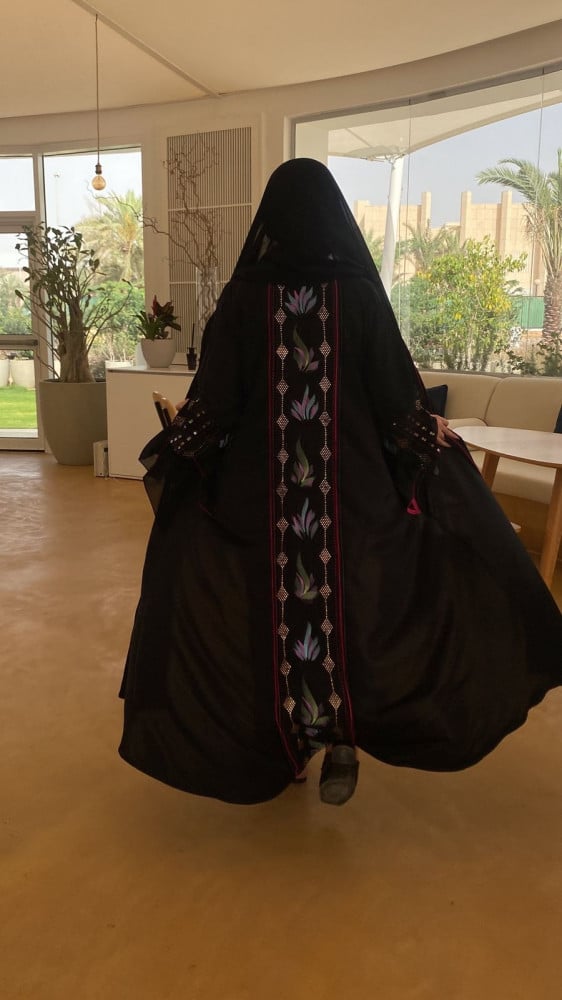عباية كلوش كريب سوداء بتطريز ملون ولمسات فوشية