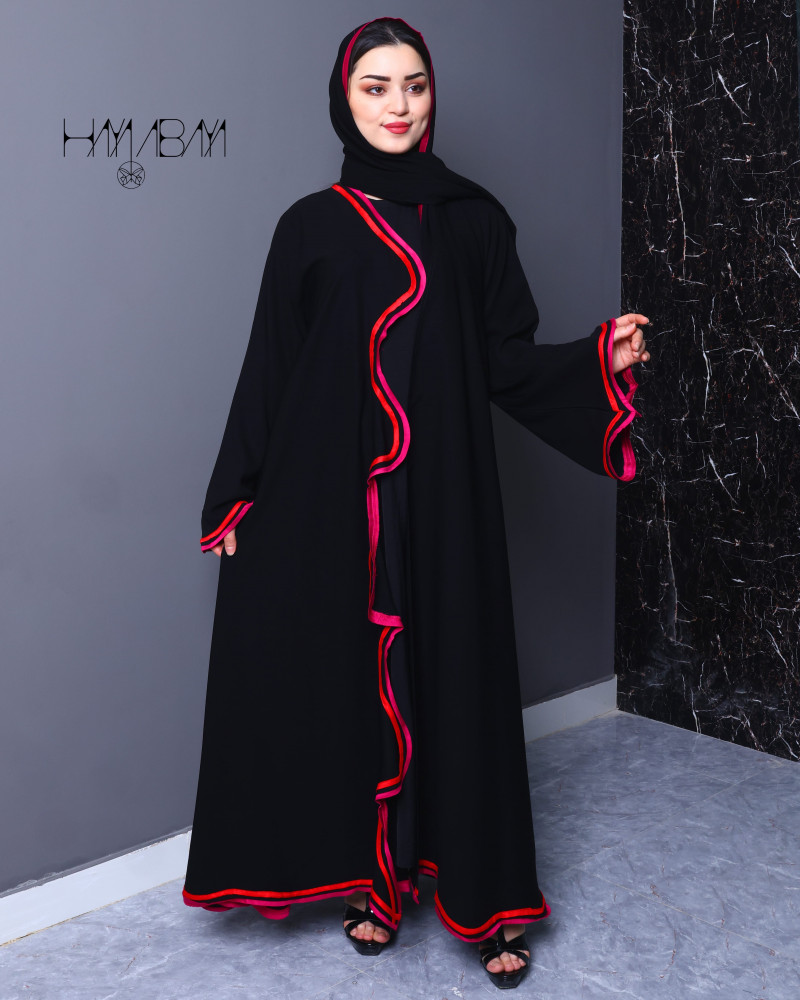 عباية كلوش كريب سوداء بأطراف بخطين ملونين