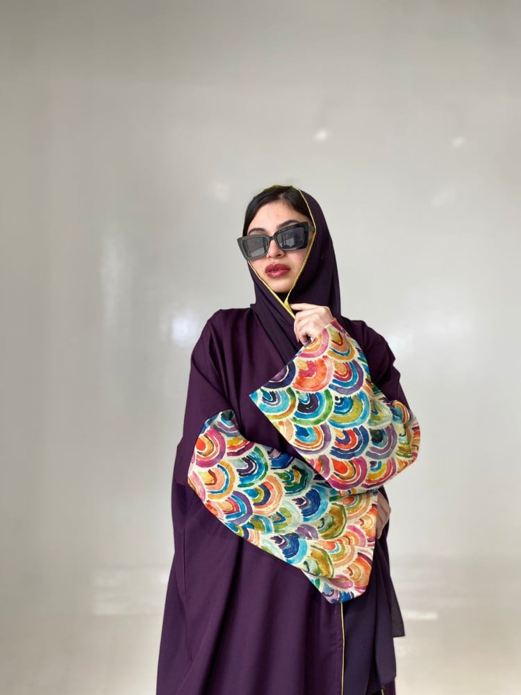 Abaya half Beshat, fabric type crepe. If you want to change the color or just the style of the abaya, write in the notes.