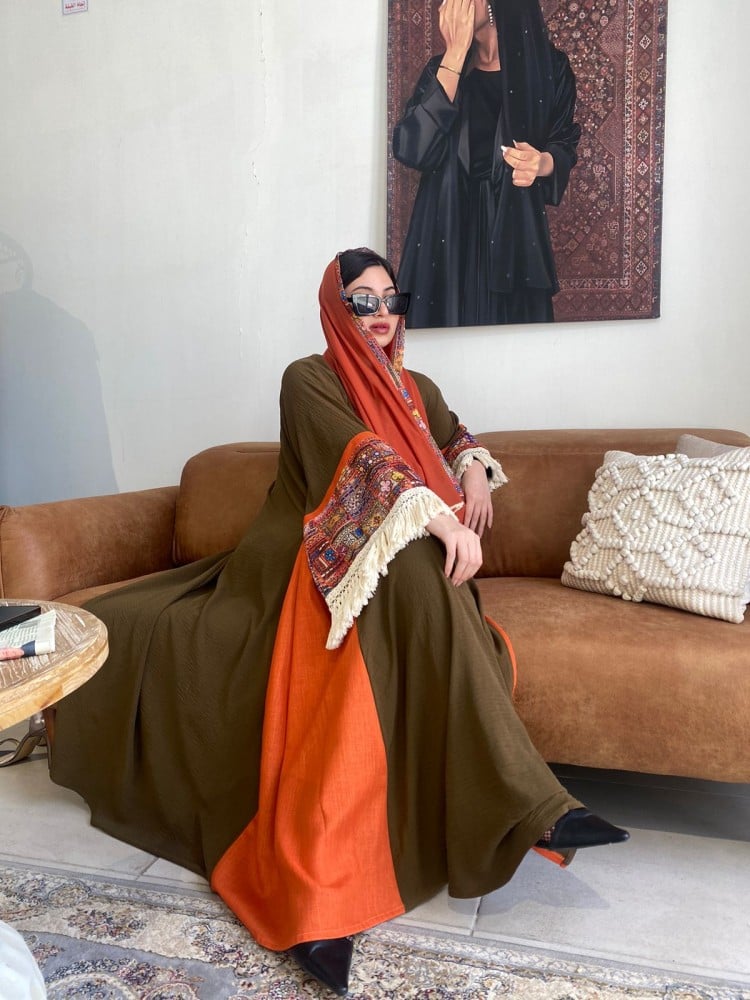 عبايه بنيه أنيقة ومريحة