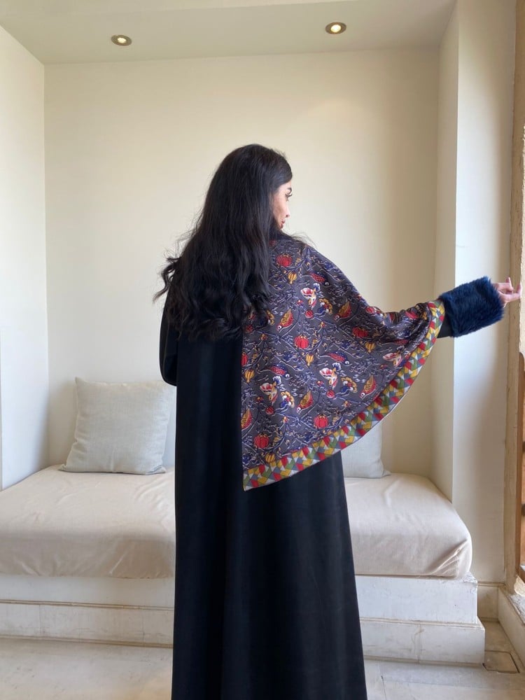 عباية بليزر شتوية شامواه كلوش مع فرو ونقوش الورود