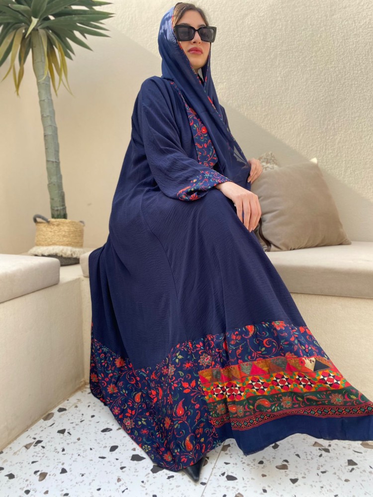 عباية كلوش كريب كحلي بنقوش زهرية وتراثية ملونة
