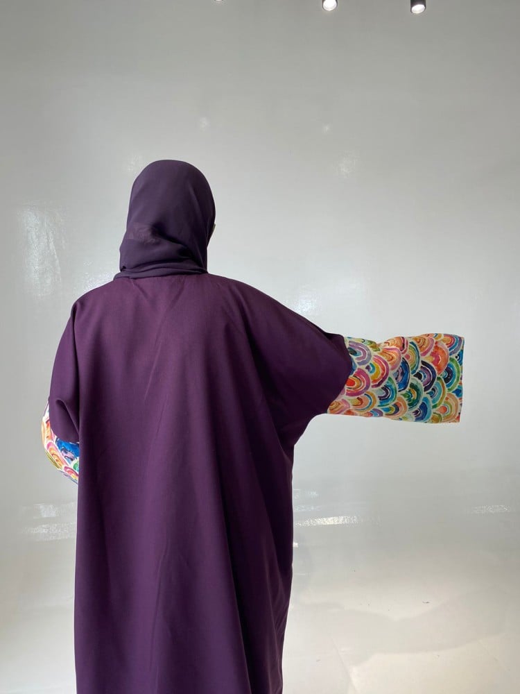 Abaya half Beshat, fabric type crepe. If you want to change the color or just the style of the abaya, write in the notes.