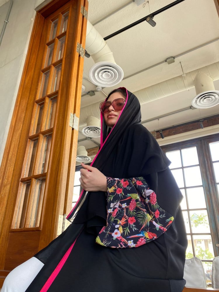 عباية نص بشت كريب سوداء بأكمام استوائية مزهرة ولمسات فوشية